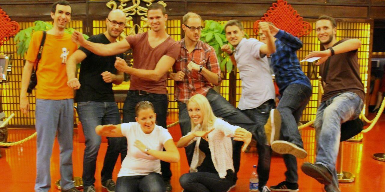 Die österreichischen Studierenden nach der Kung Fu-Show. (© Kathrin Kefer)