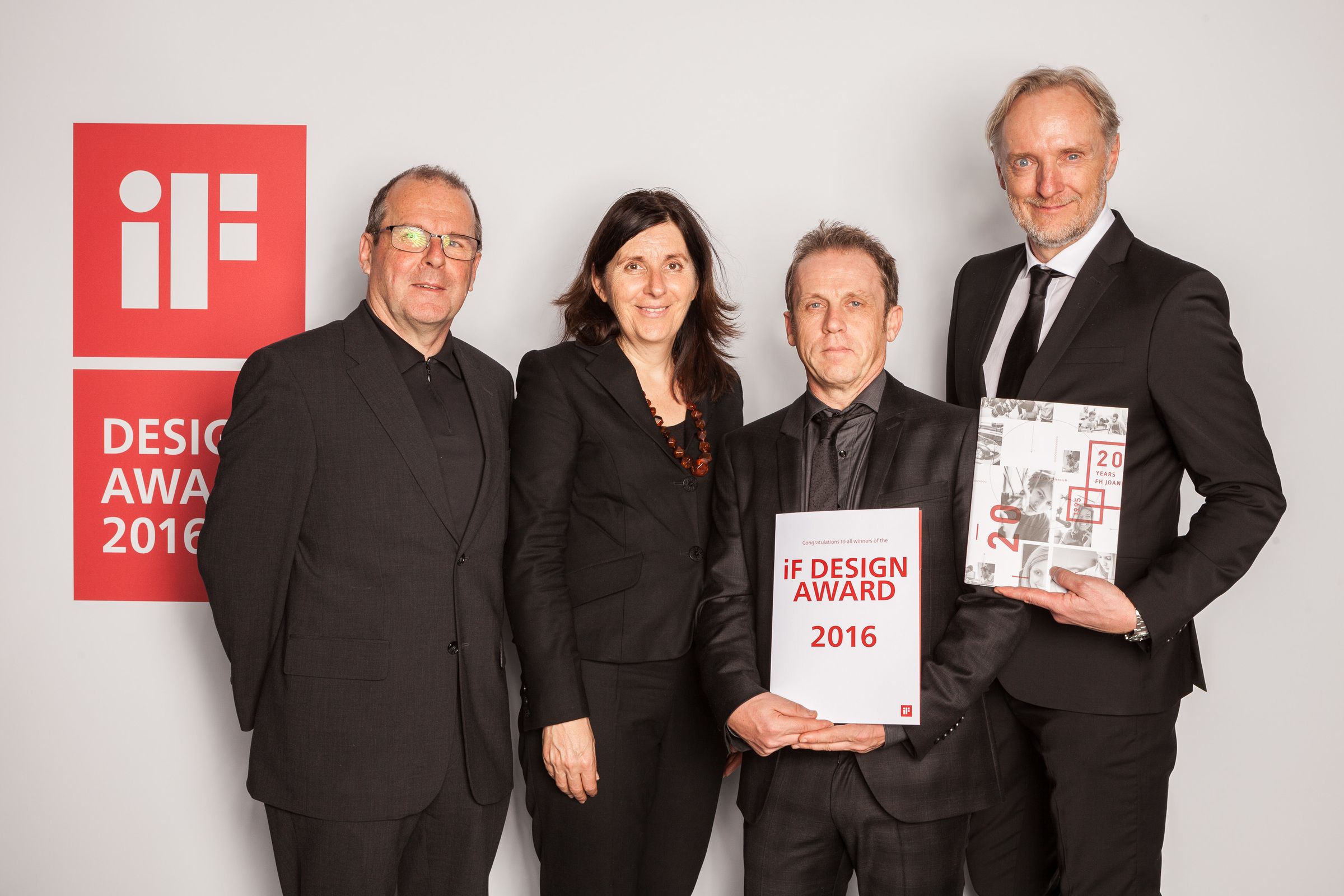 Gemeinsam mit Prokurist Klaus Kinzer, Leiterin der Abteilung PR und Marketing Johanna Theurl und Grafikdesigner Manfred Terler holte Günter Riegler den Preis in der BMW Welt in München ab.