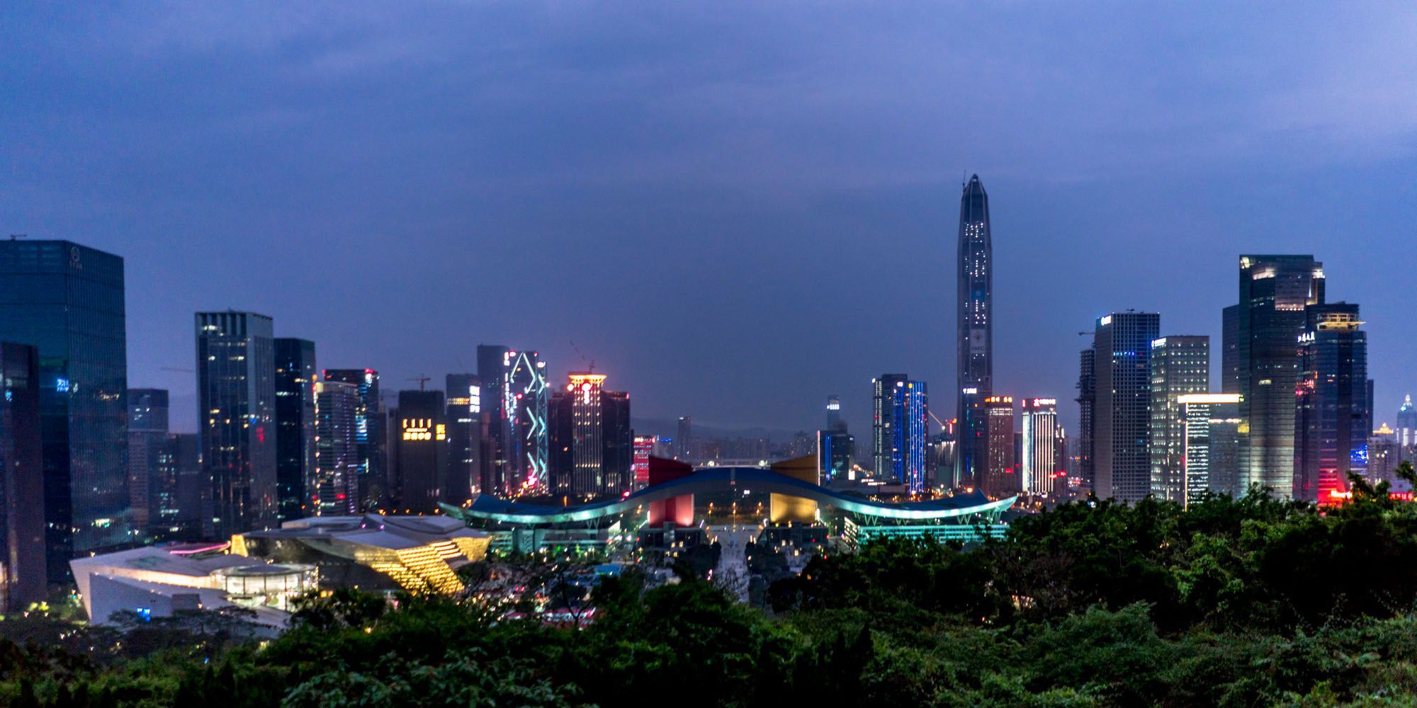 Shenzhen, der Silicon Valley Chinas, bei Nacht. 