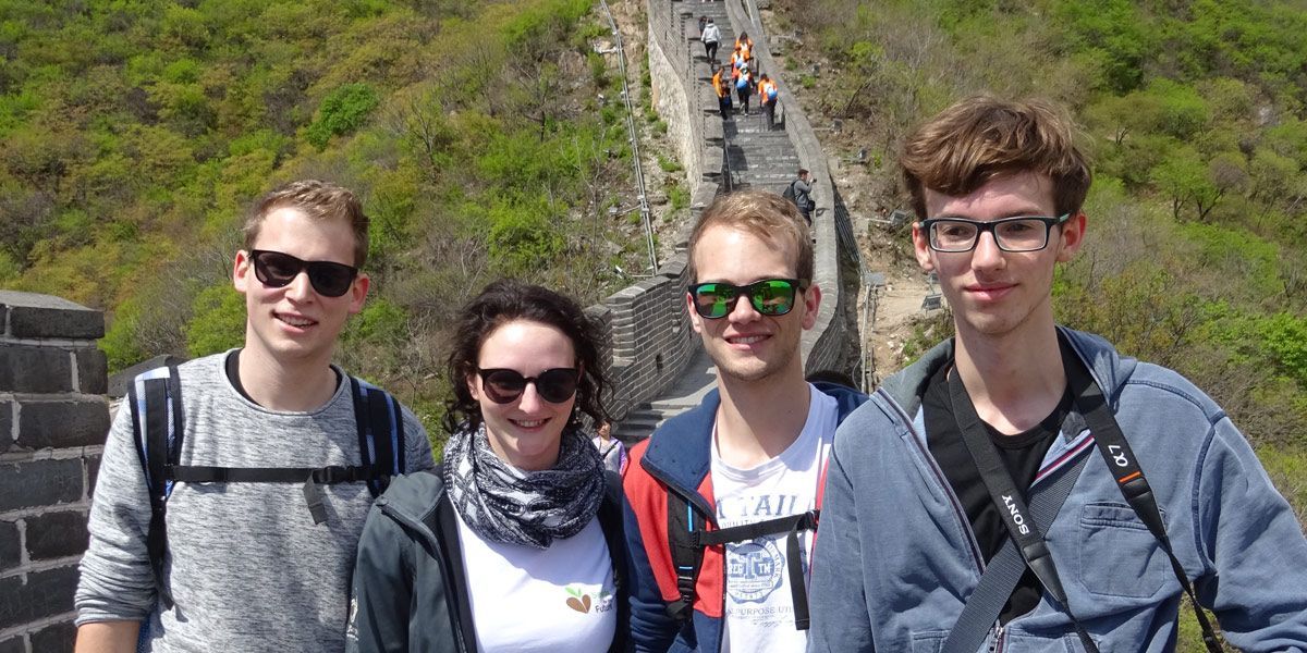 DIe Studierenden bei der Chinesischen Mauer. 