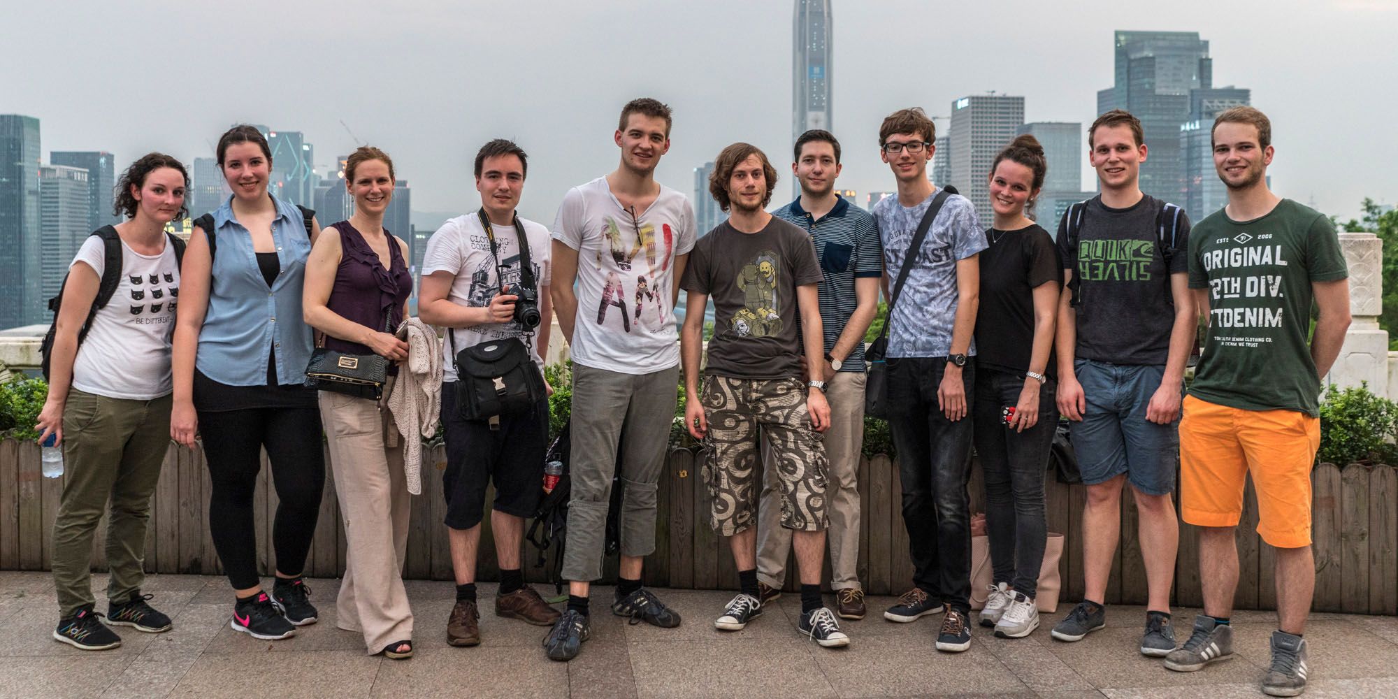 Ein Gruppenfoto im  Lianhuashan Park, von dem die Studierenden die Aussicht über die Stadt genießen konnten. 