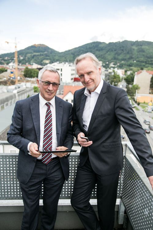 Rektor Karl Peter Pfeiffer und kaufmännischer Geschäftsführer der FH JOANNEUM Günter Riegler unterstützten und begleiteten das Projekt von Beginn an. (© Manfred Terler)