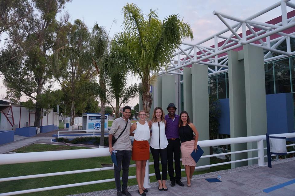 Die drei ausgezeichneten Studierenden der FH JOANNEUM mit anderen Austauschstudierenden vor der Universität Tec de Monterrey.