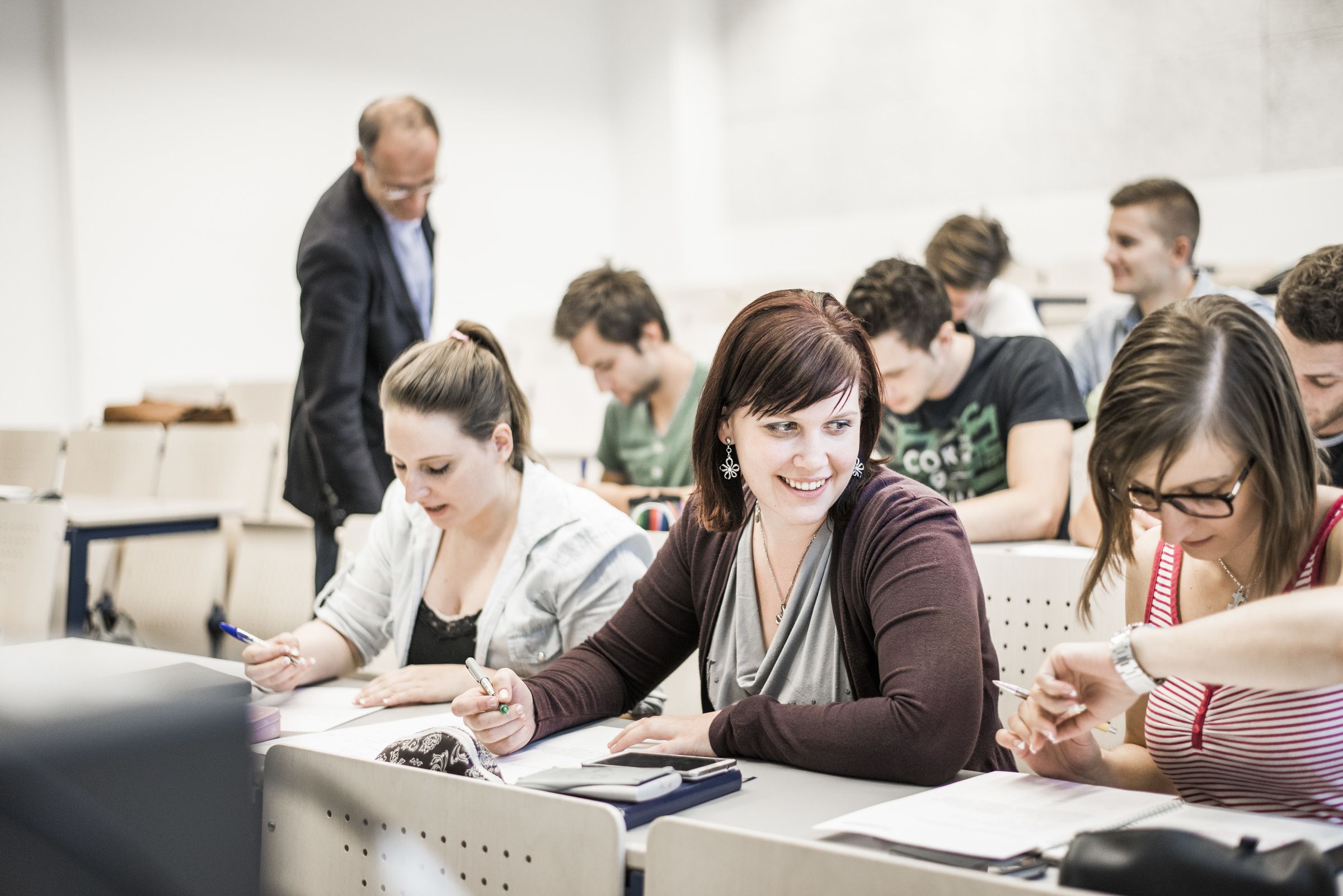 Am Studienbefähigungslehrgang werden die TeilnehmerInnen auf ein technisches, sozial- oder wirtschaftswissenschaftliches Studium vorbereitet. (© FH JOANNEUM / Marion Luttenberger)