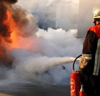 FH JOANNEUM - RESCUE - Feuerwehrmann im Einsatz