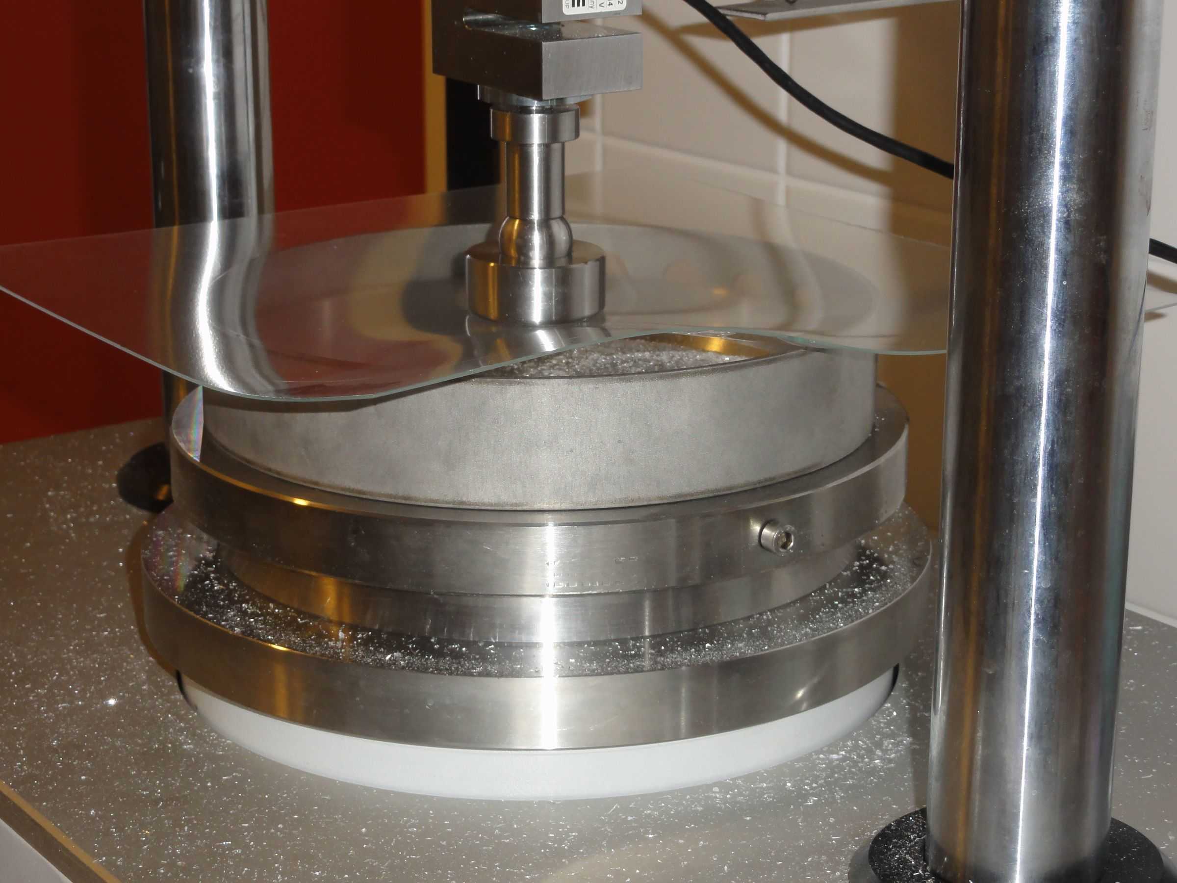 Der Doppelring Biegeversuch und andere Prüfverfahren müssen für Glas unter zwei Millimetern Dicke angepasst werden.