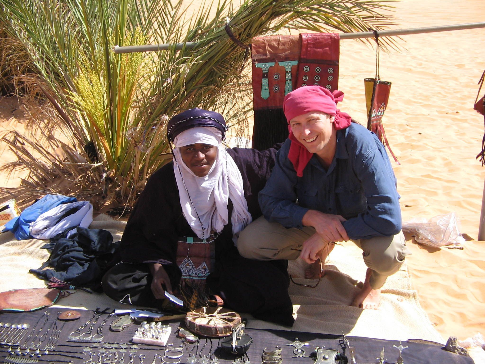 Harald A. Friedl mit einem Tuareg-Händler.