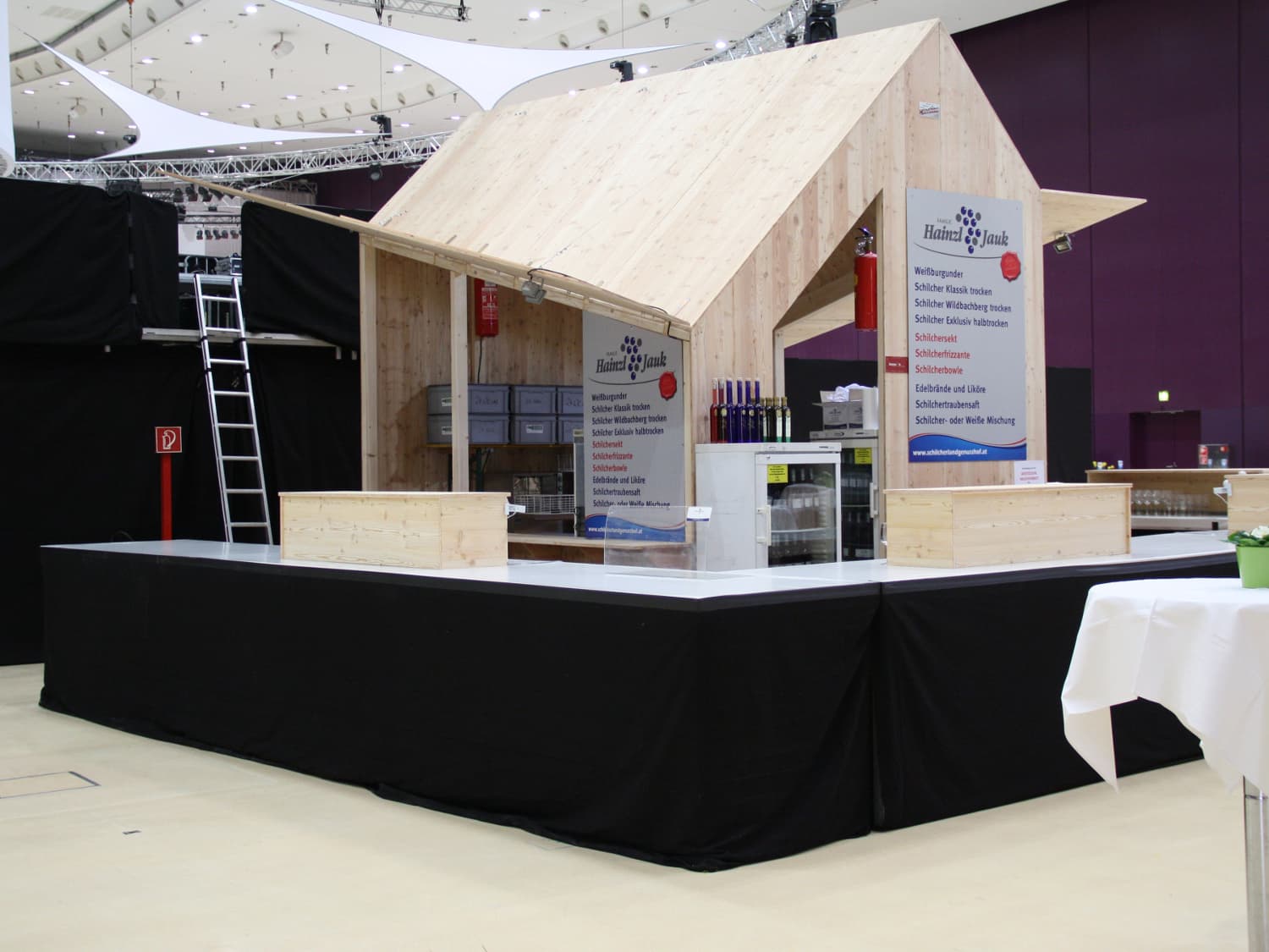 Ein Modell einer Holzhütte.