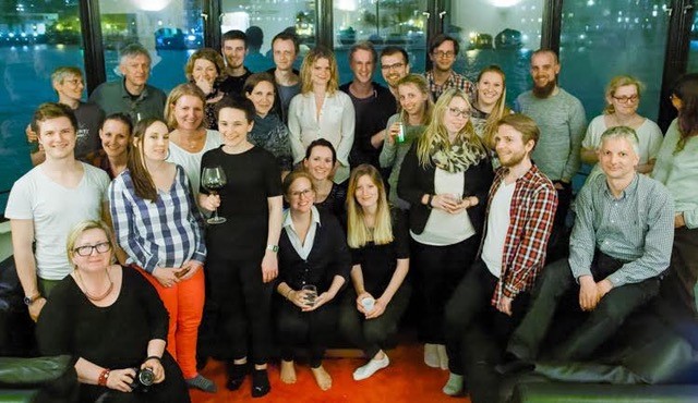 Rahel Bailie with students and teachers of our study program at a party in her apartment directly on the Thames.