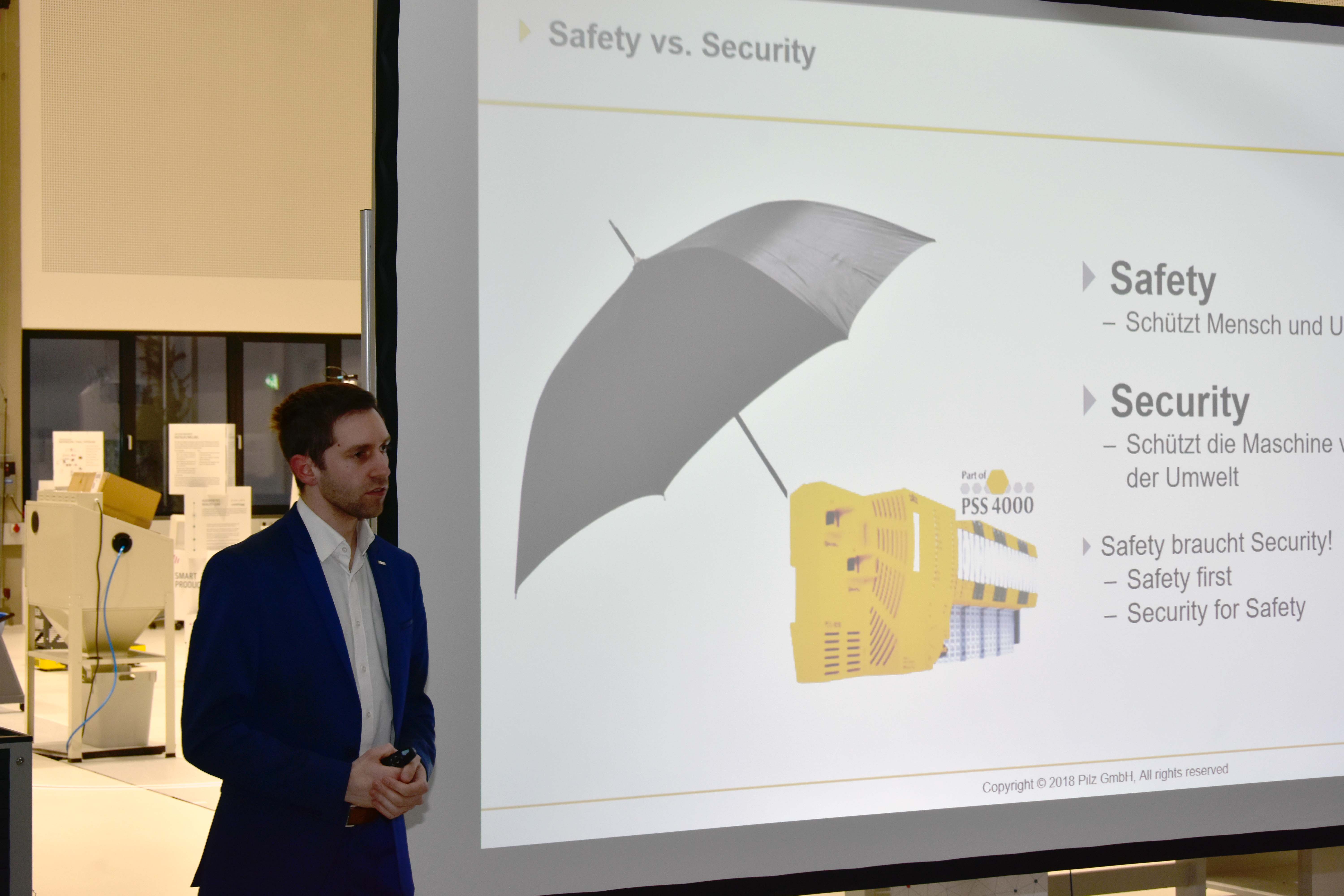 Mann vor einer Präsentaton über Sicherheit.