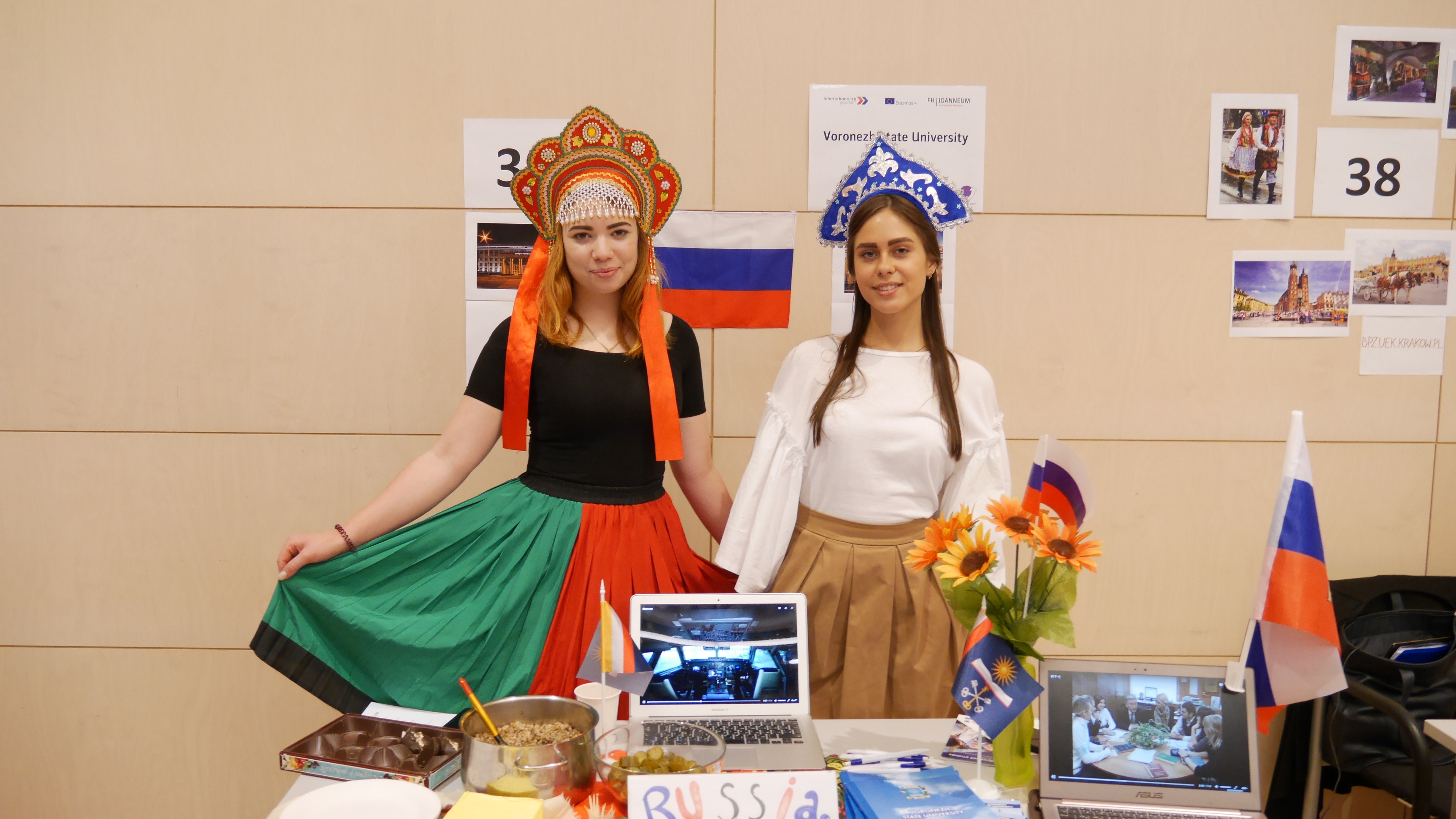 Zwei Studierende beim Russland-Stand.