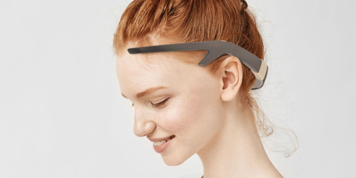 REY kann wie ein Headset auf dem Kopf getragen werden.