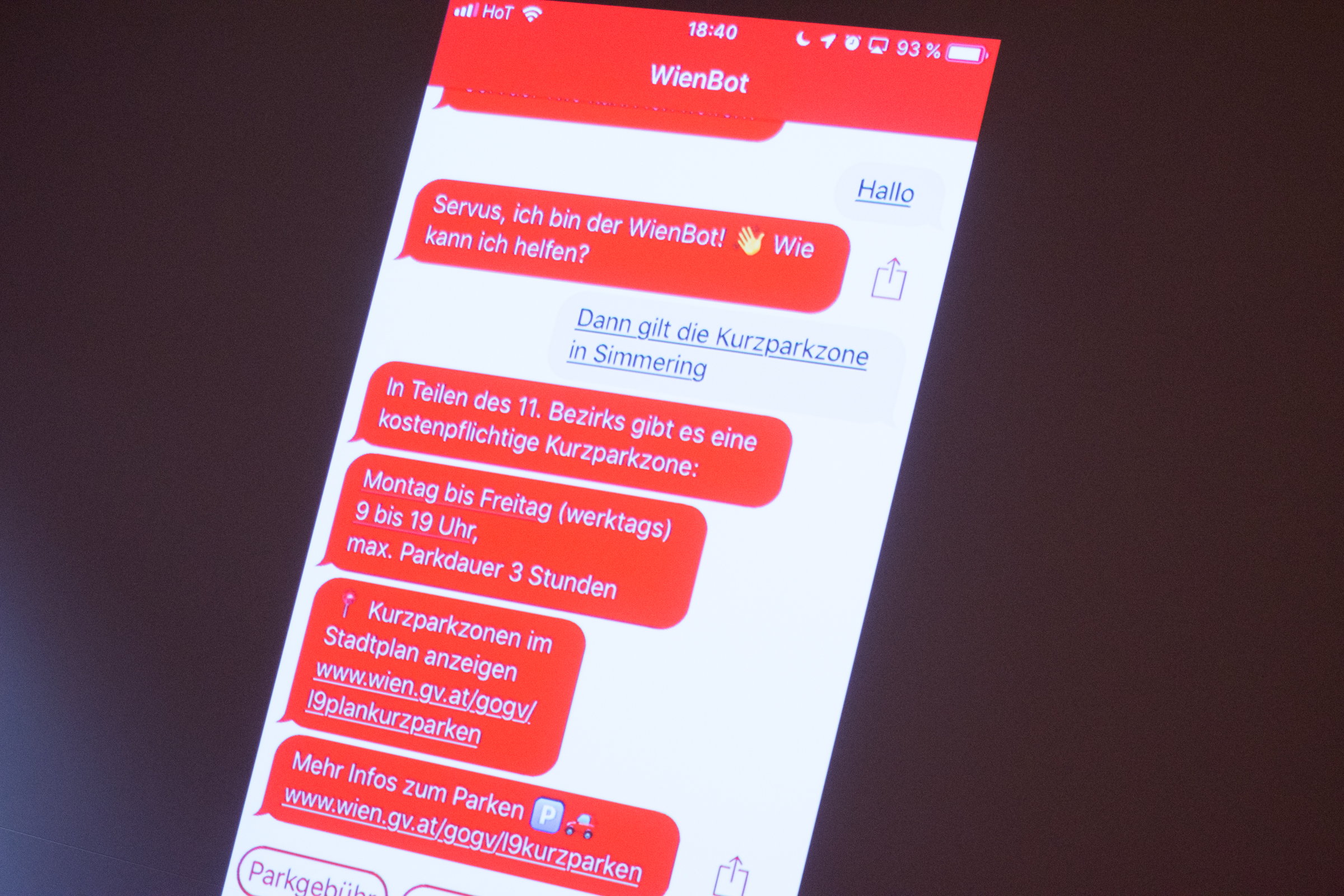 Smartphone-Bildschirm mit Antworten des WienBots.