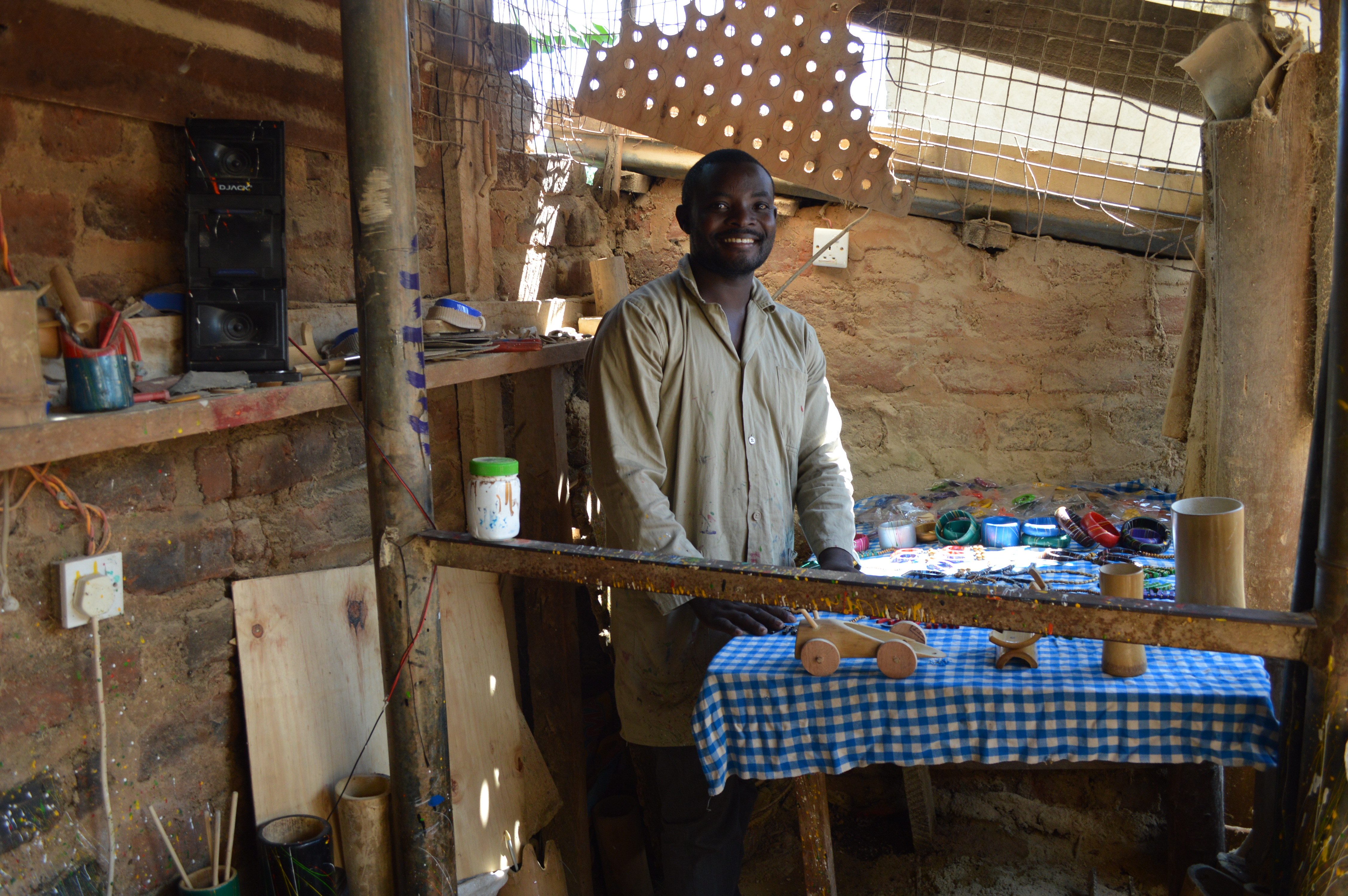 Ein Bambus-Handwerker steht in der Werkstatt.