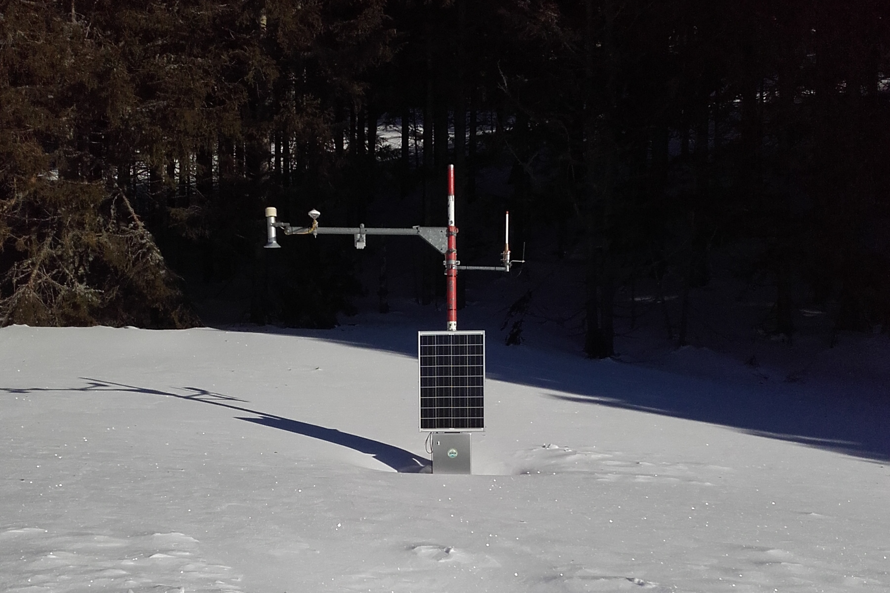 Das Radarsystem misst die Stabilität der Schneedecke. 