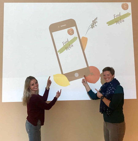 Julia Prochiner und Friederike Reimers präsentieren ihre Idee für die Smartphone-App „Food Miles“.