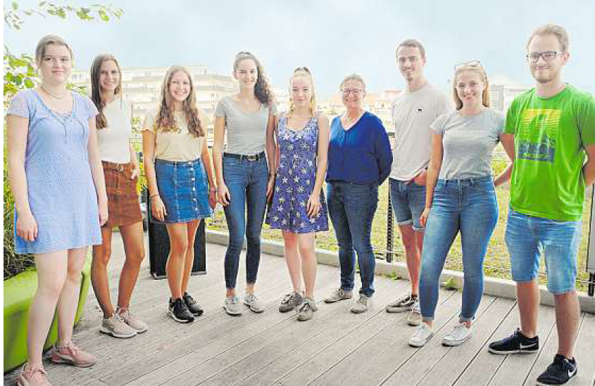 weibliche und männliche Studierende stehen am Schloßberg in Graz