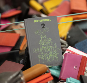 Die Freienbibel 2 ist der neue Ratgeber für freie Journalistinnen und Journalisten. Foto: Heinrich Holtgreve/Ostkreuz