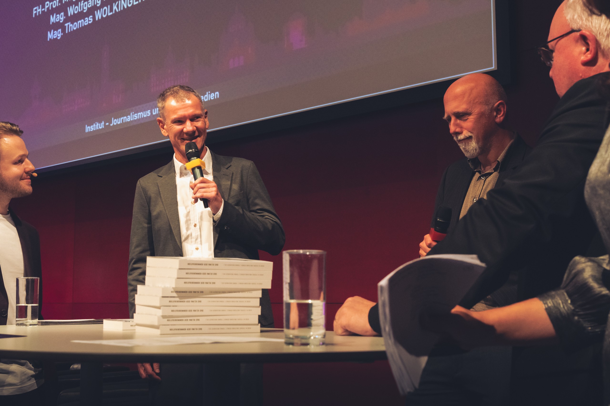 Moderator Patrick Schlauer mit Wolfgang Kühnelt, Thomas Wolkinger und Heinz M. Fischer bei der Buchvorstellung.