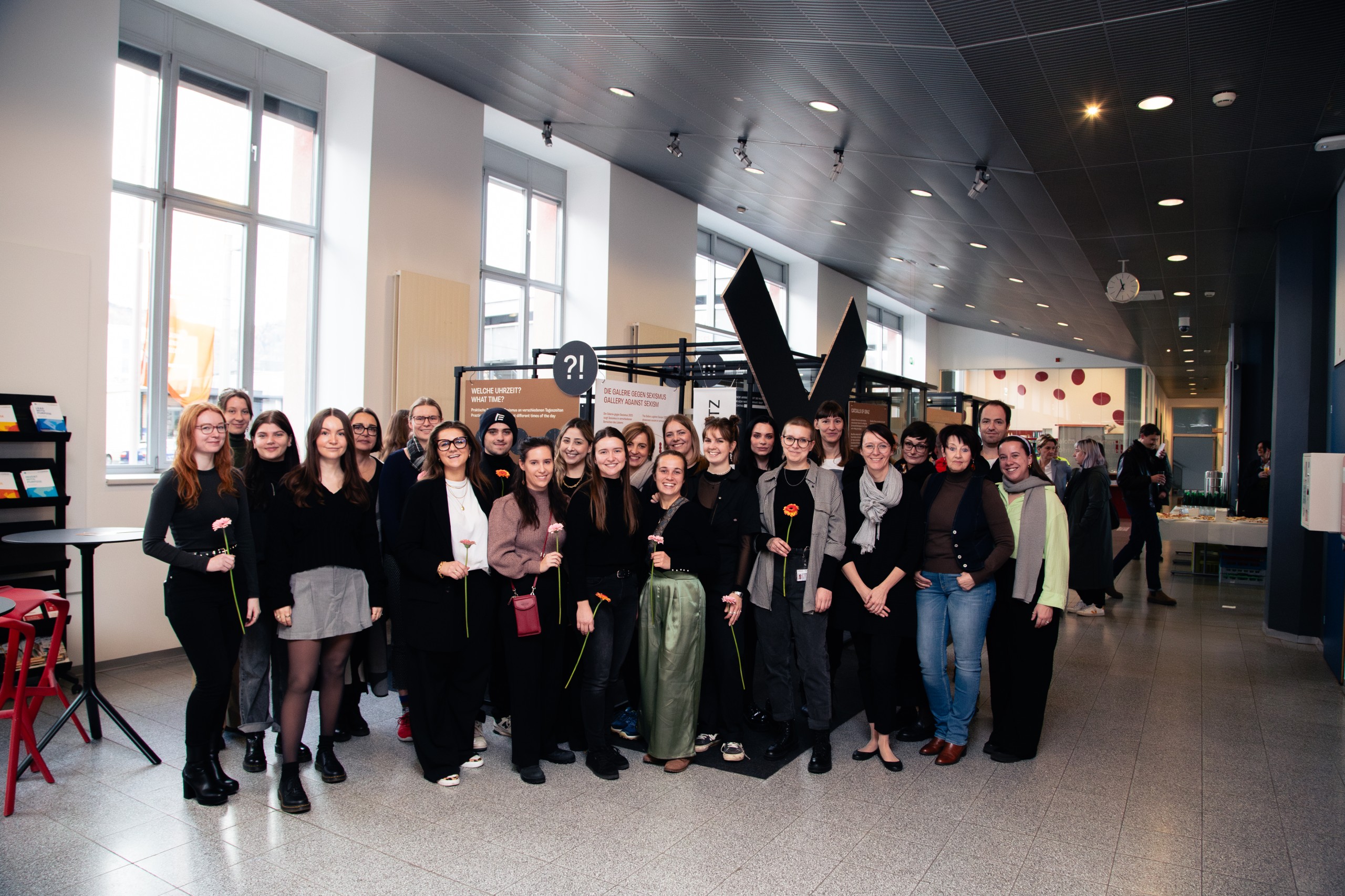 Gruppenfoto der Studierenden von Austellungsdesign mit der Stabstelle für Gleichberechtigung und Vielfalt der FH JOANNEUM. 