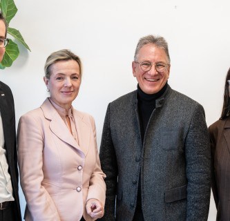 Zu sehen ist: John Harris (zweiter von rechts) mit Martin Payer (links), Roswitha Wiedenhofer-Bornemann (rechts) und Corinna Engelhardt-Nowitzki (ganz rechts). Foto: FH JOANNEUM