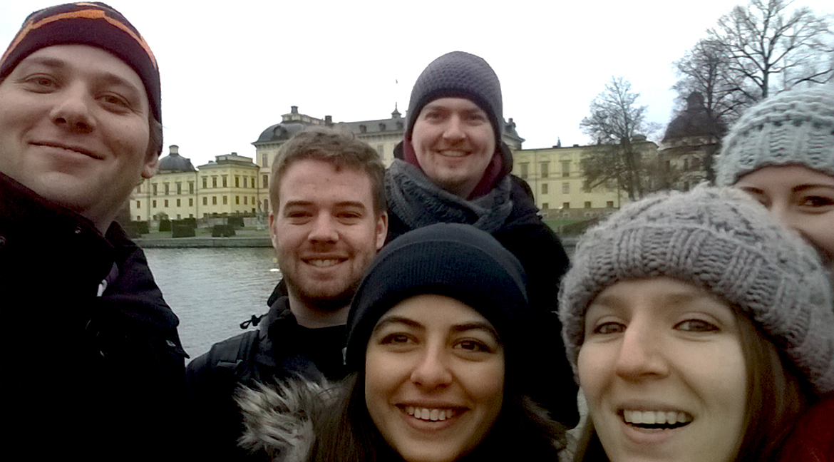 Mit Studienkolleginnen und -kollegen vor Schloss Drottningholm in Stockholm. 